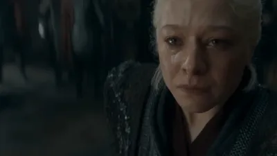 Rhaenyra chorando olhando para a frente