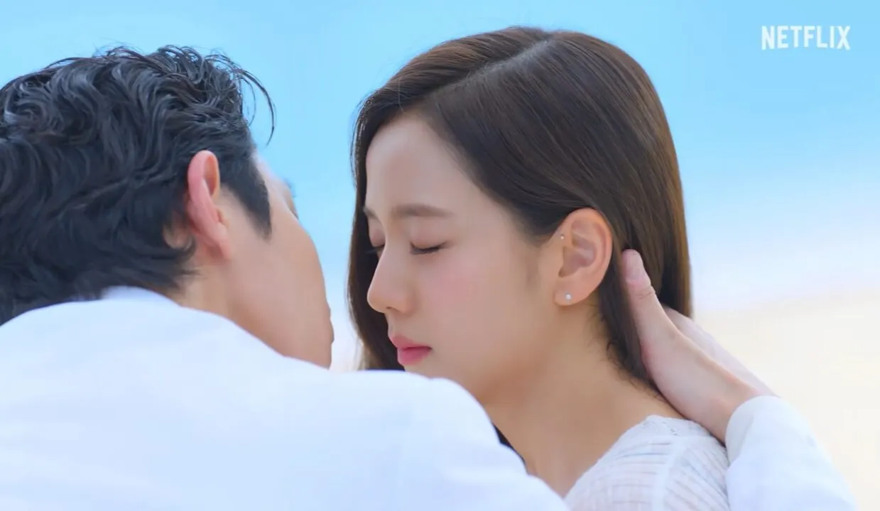 Mulher de olhos fechados esperando um beijo do homem em sua frente