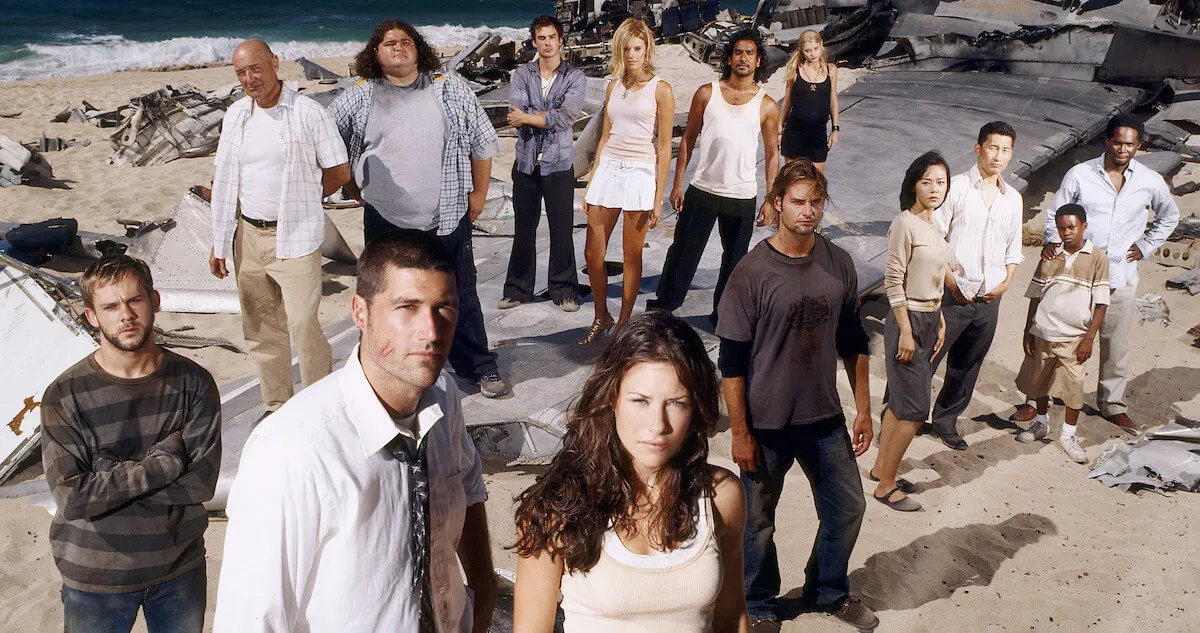 Personagens da série Lost reunidos com roupas variadas.