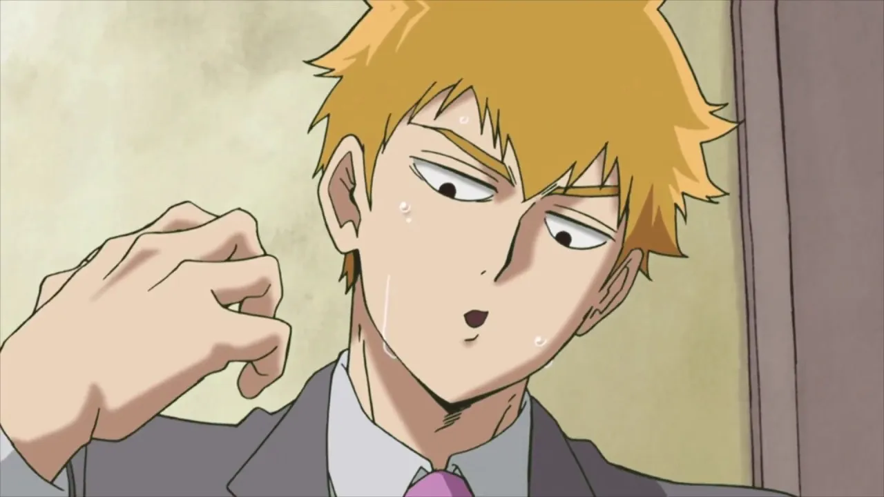 reigen-suado-e-com-a-mao-proxima-do-rosto