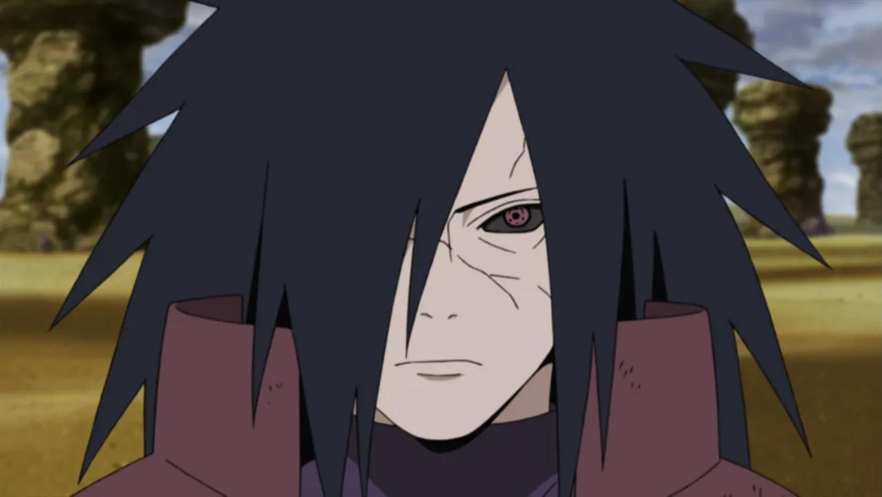Madara sério na guerra, com seu sharingan ativado