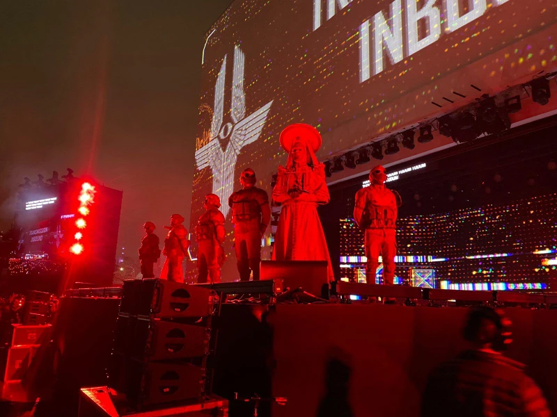 Personagens caracterizados de Rebel Moon durante o evento Tudum