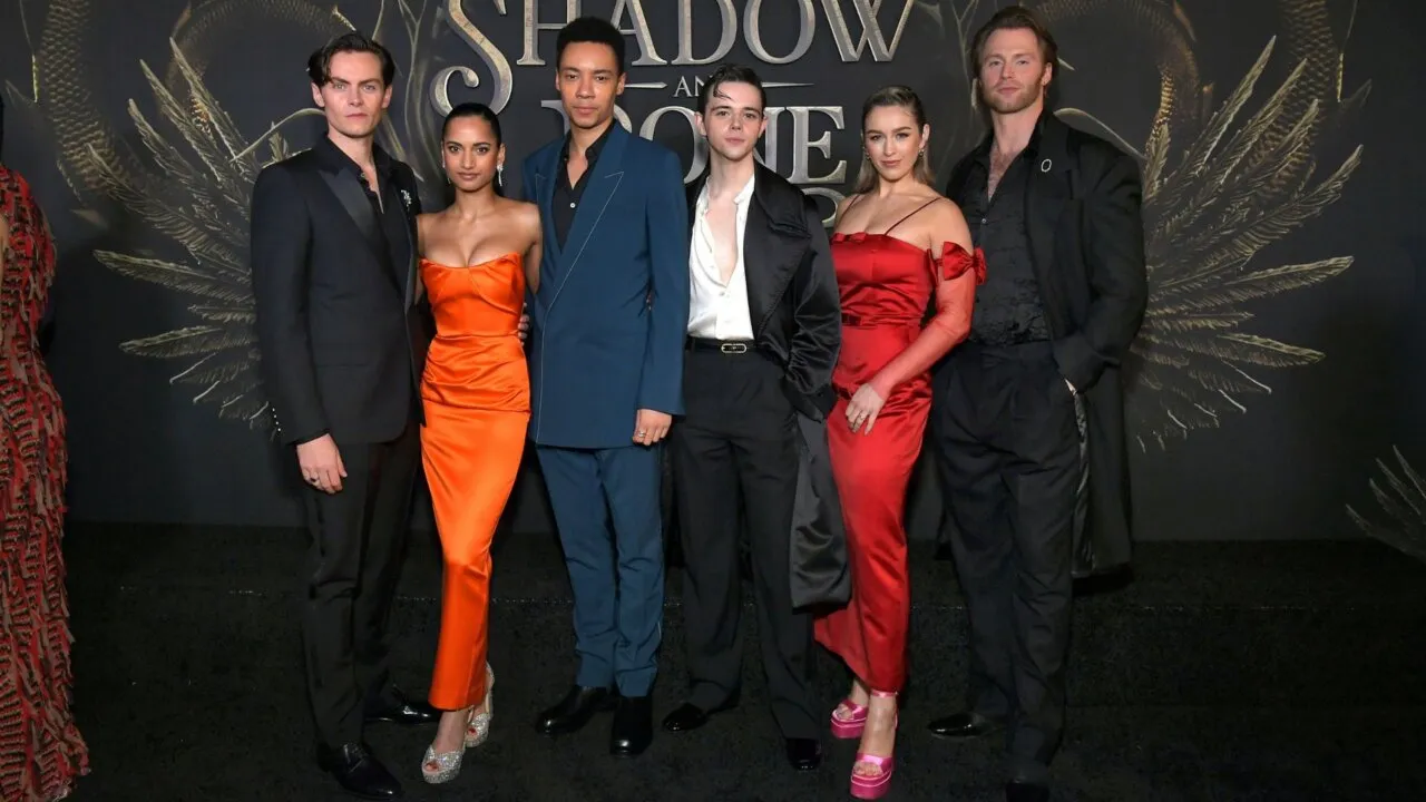Artistas que interpretam os Corvos em Sombra e Ossos - Foto: Divulgação/Netflix