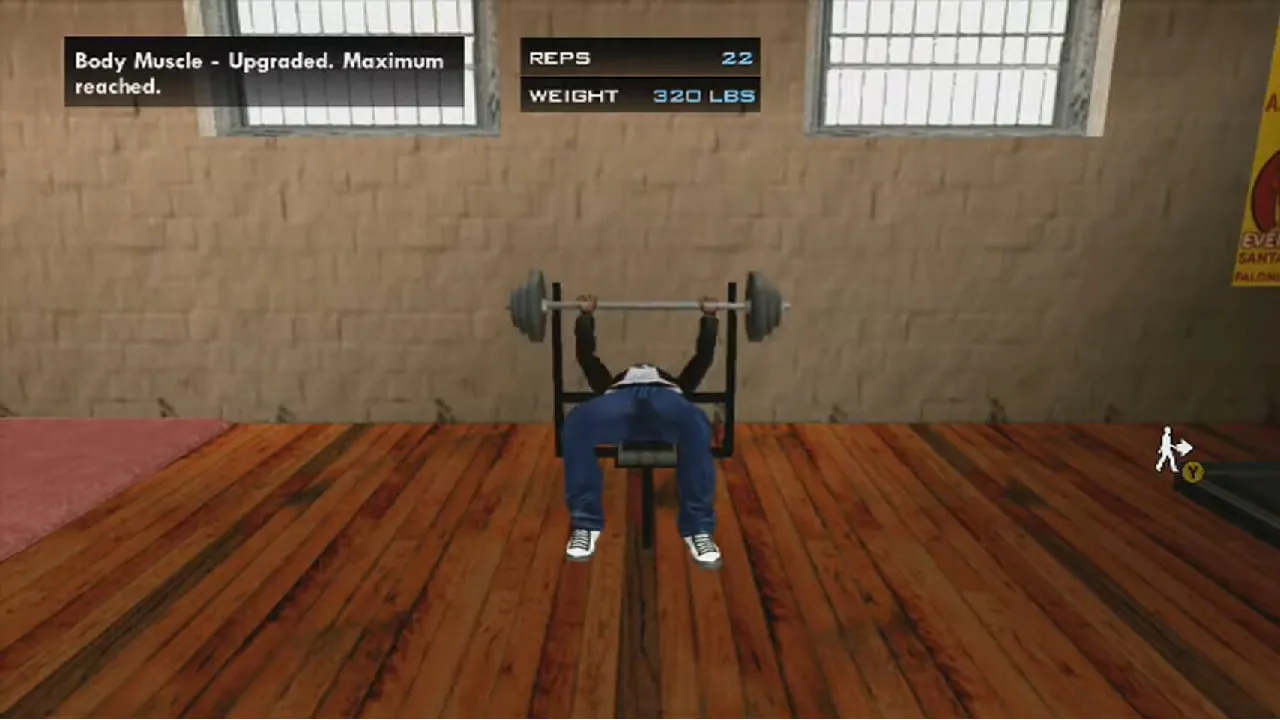 Personagem virtual Carl Johnson realizando um exercício de supino em uma academia
