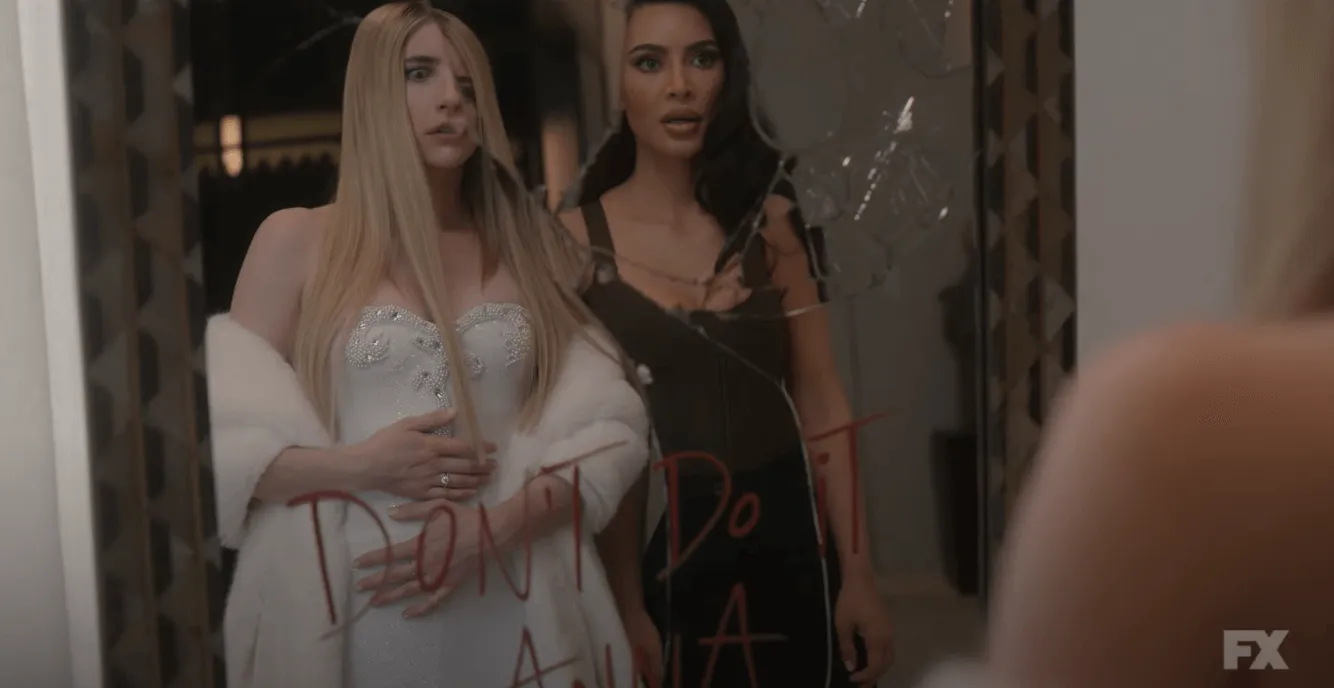 Emma Roberts e Kim Kardashian em American Horror Story Delicate. Foto Divugalcao