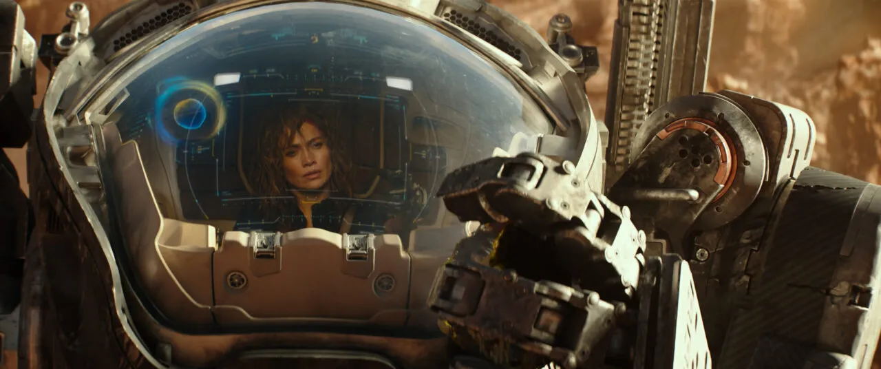 Jennifer Lopez dentro de uma cabine de um robo futurista