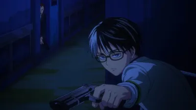 menino de óculos segurando uma arma apontando-a para a frente