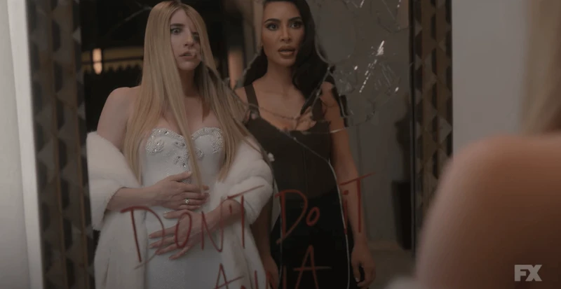 Emma Roberts e Kim Kardashian em American Horror Story Delicate. Foto Divugalcao