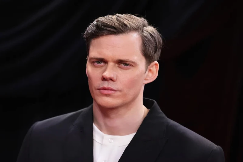 Nicholas Galitzine e Bill Skarsgård em novo filme da Netflix.