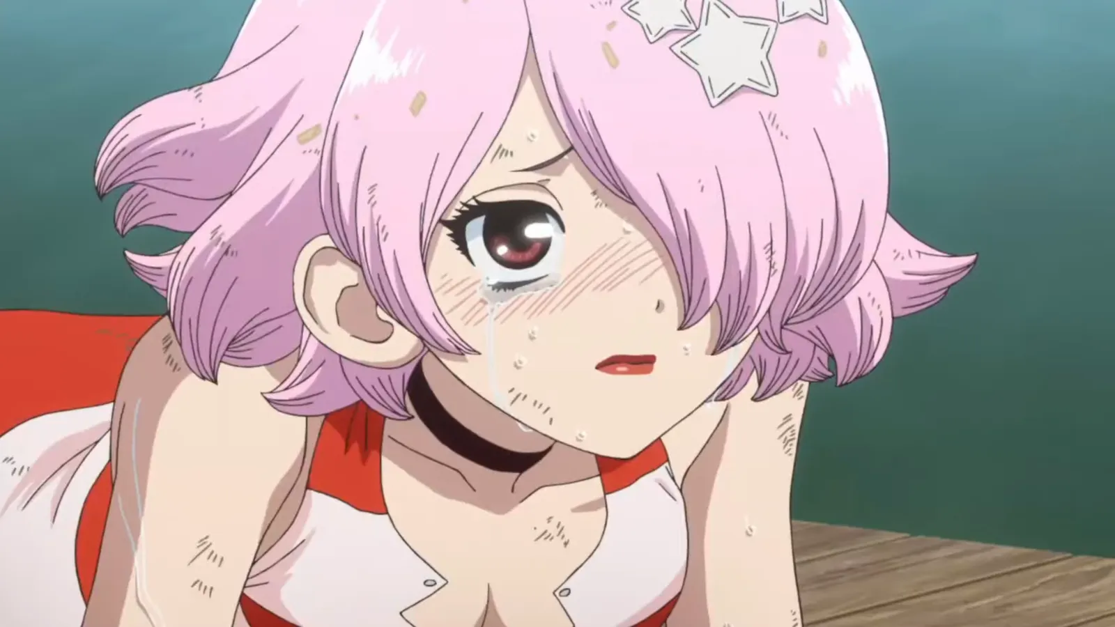 luna chorando, caída no chão