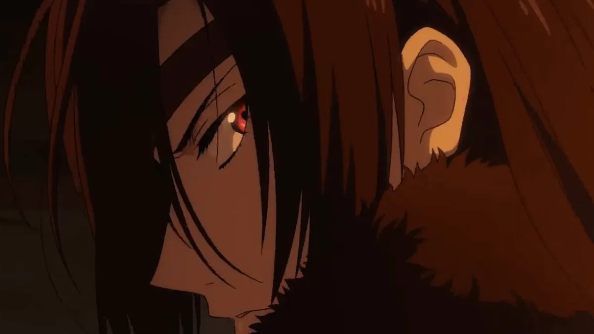 Mulher de cabelos pretos e olhos vermelhos olhando de lado