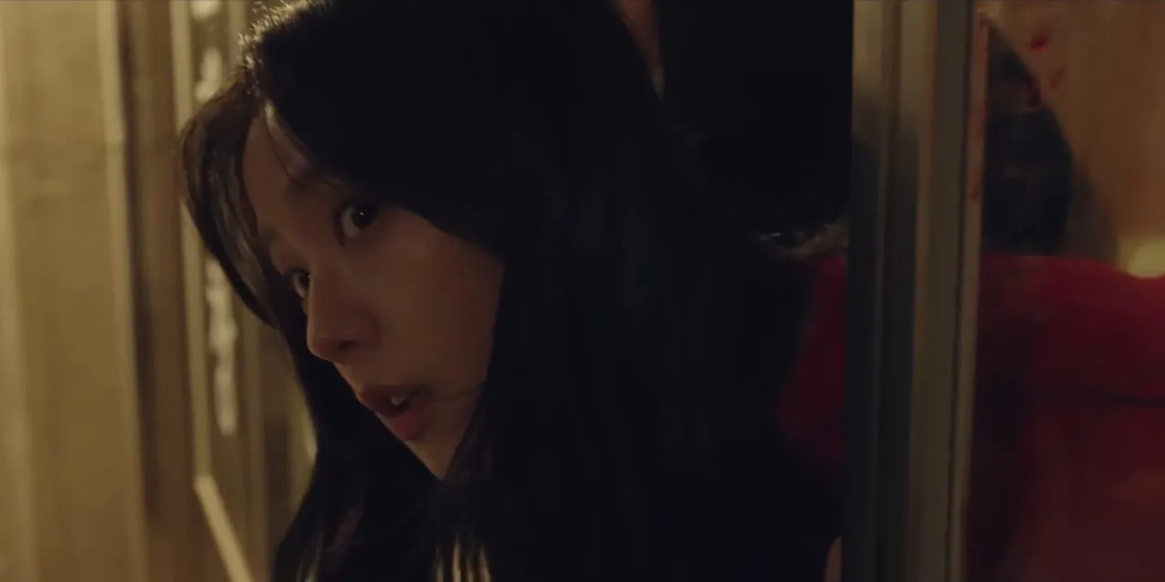 Mulher olhando assustada para o lado