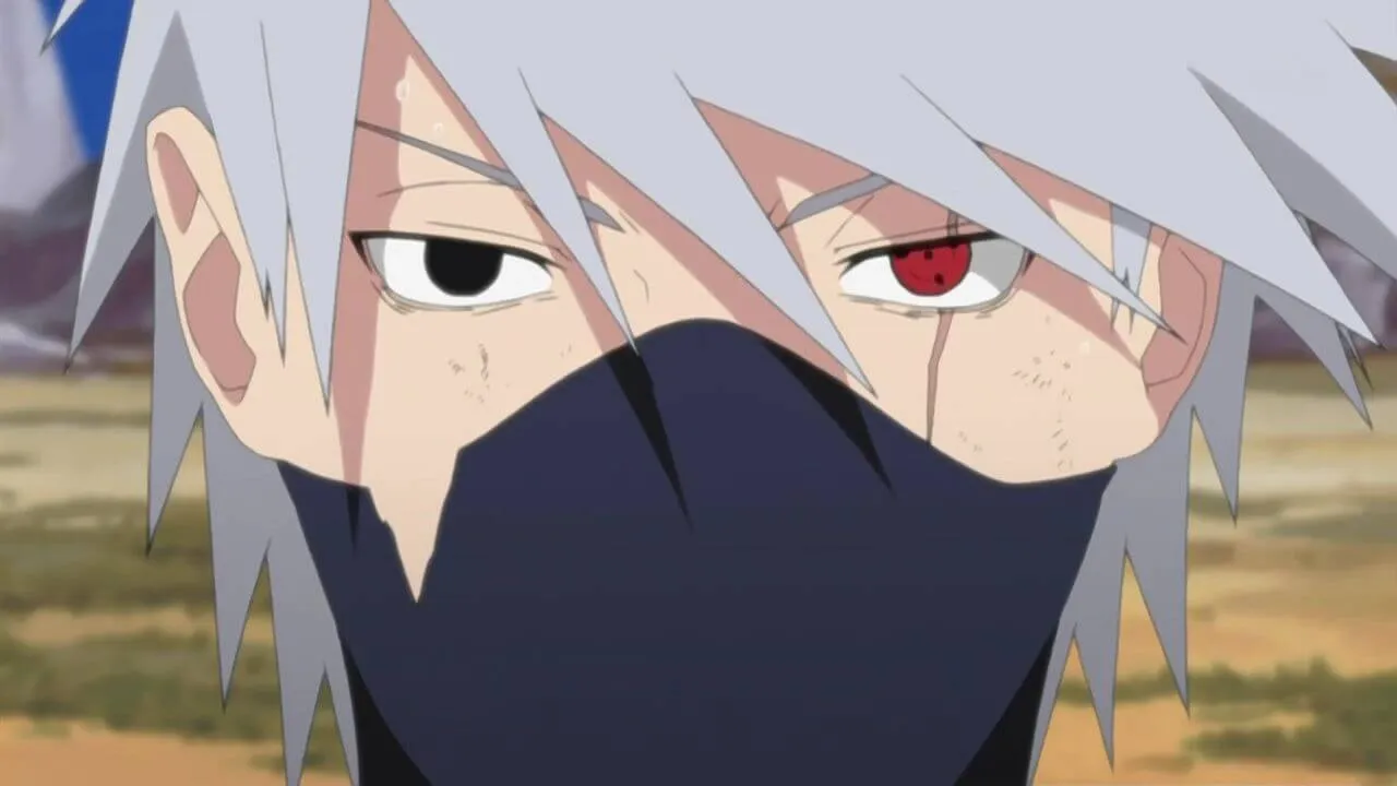 Kakashi sério e focado, olhando para frente.