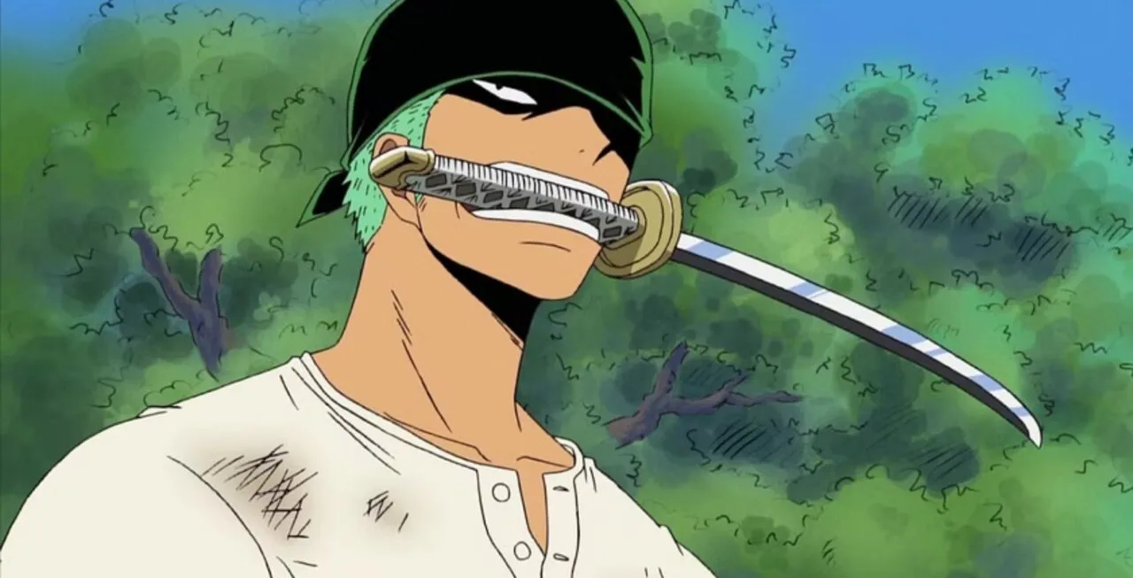 Roronoa Zoro com semblante sério e segurando uma de suas espadas na boca