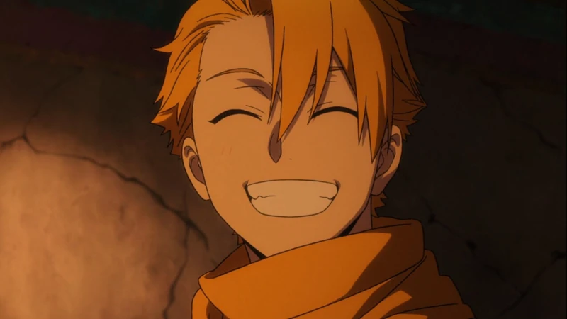 menino loiro sorrindo de olhos fechados