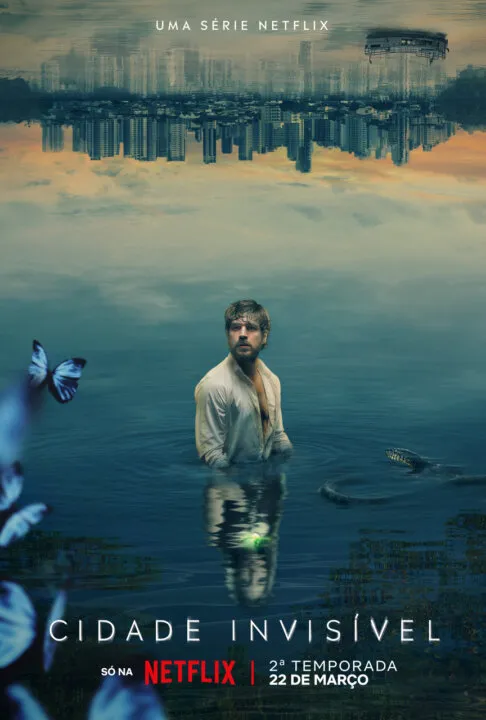 Marco Pigossi, que interpreta Eric em Cidade Invisível, é destaque em pôster oficial da segunda temporada; ator aparece no meio de lago, com reflexos de uma cidade