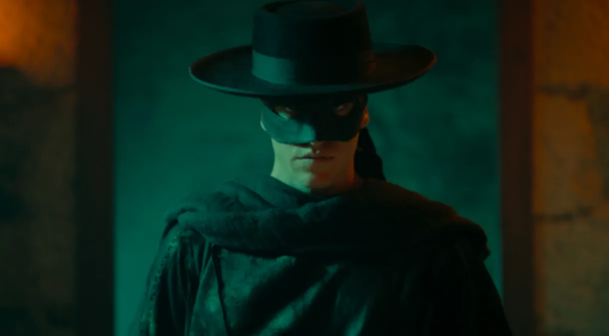 Miguel Bernardeu interpretando o personagem Zorro