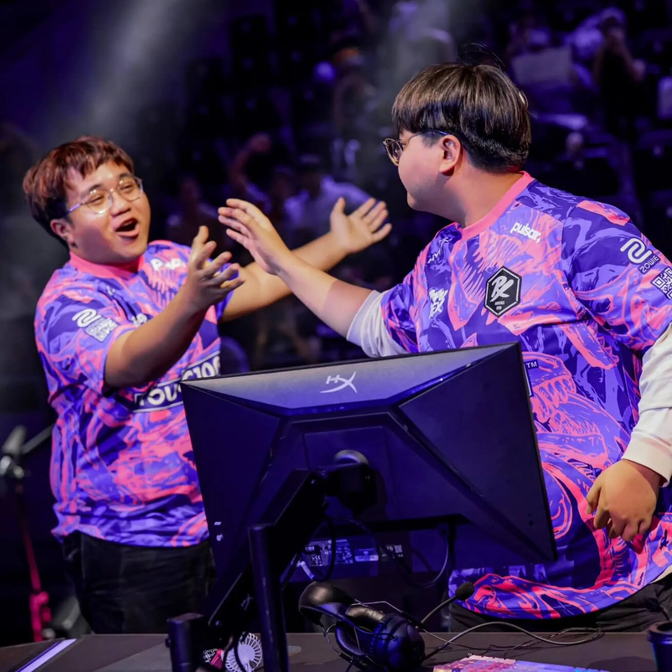 Players da Paper Rex se cumprimentando após vitória contra LOUD.