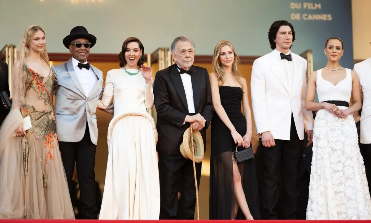 Grupo de pessoas com roupas de gala em um tapete vermelho