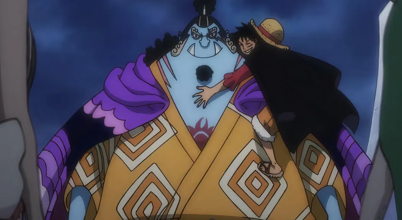 Jinbe carregando Luffy em seu ombro, que o abraça