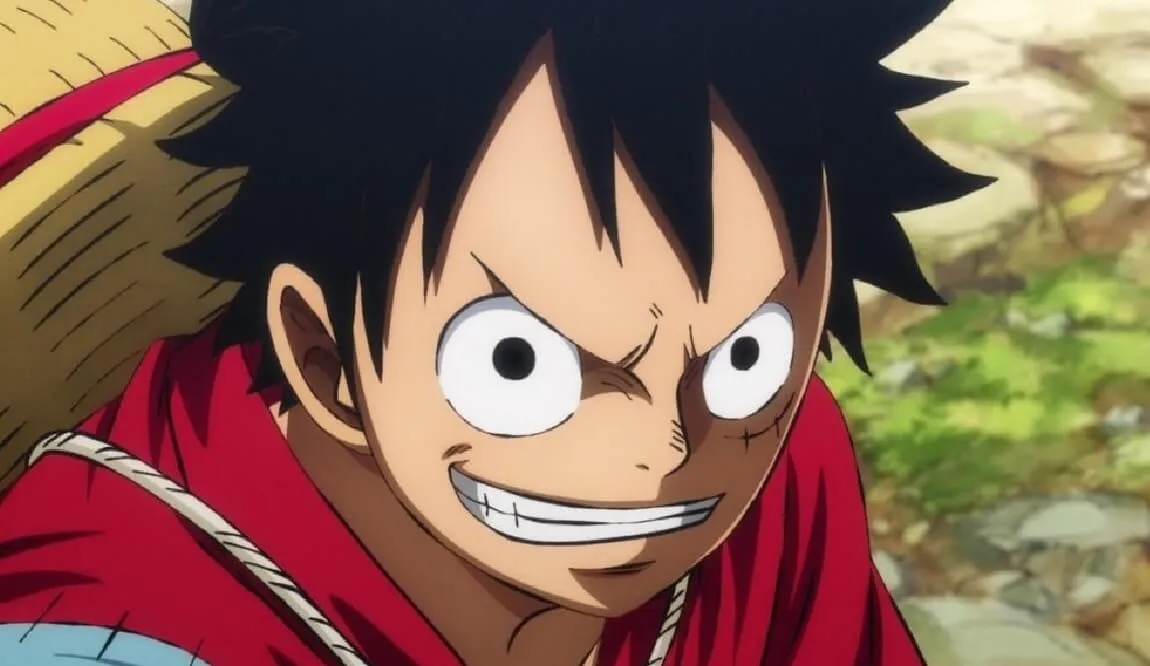 Luffy com seu chapéu pendurado nas costas e sorrindo