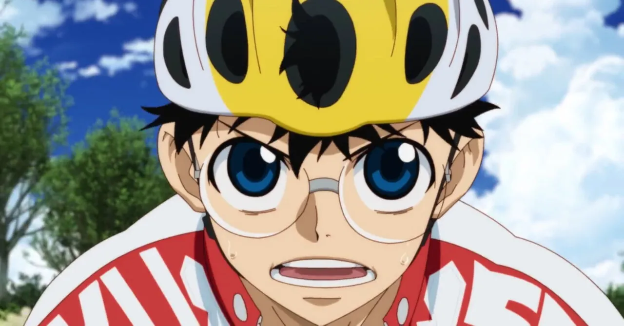 personagem-de-yowamushi-pedal-usando-capacete-de-ciclismo-oculos-e-uma-blusa-branca-com-detalhes-vermelhos