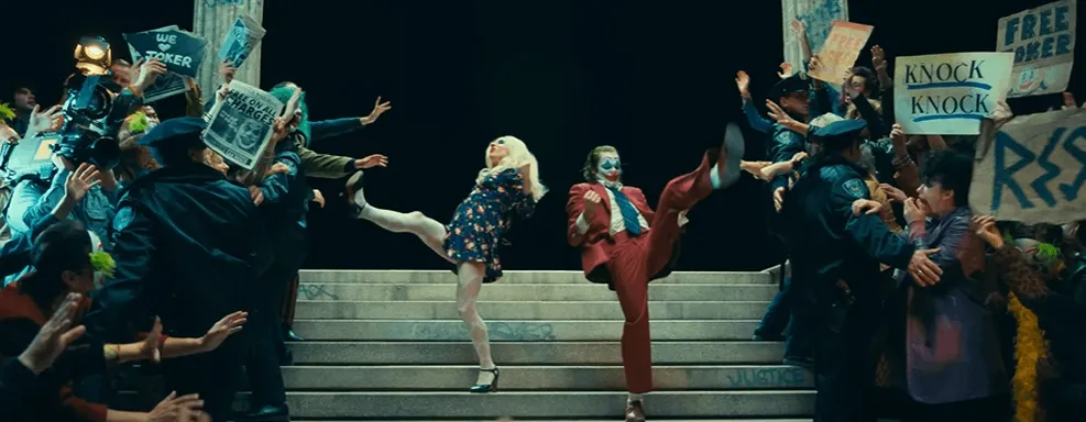 Imagem retirada do trailer,mostrando Coringa e Arlequina dançando nas escadas
