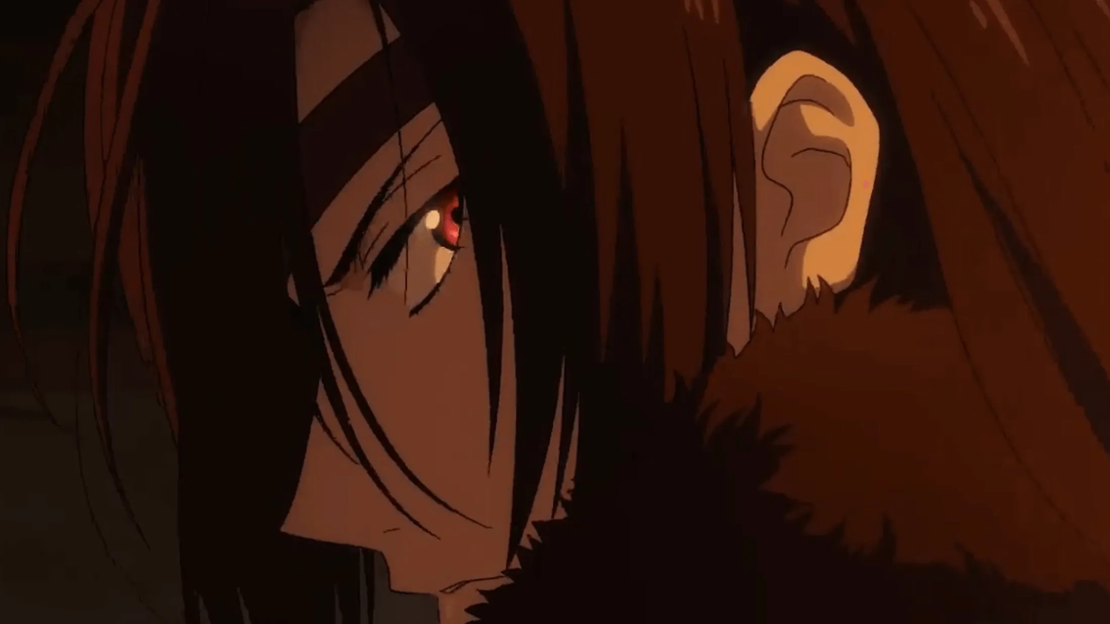 Mulher de cabelos pretos e olhos vermelhos olhando de lado