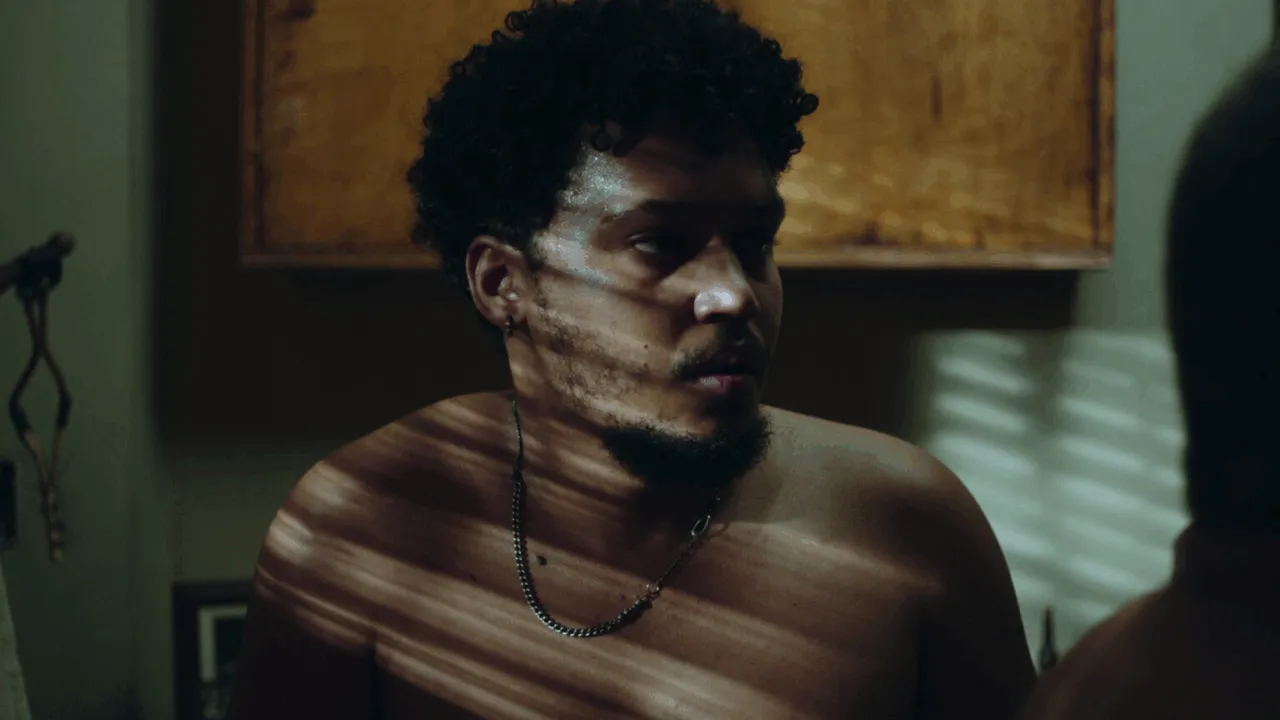 homem sentado sem camiseta