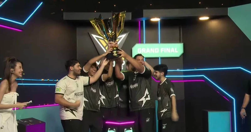 Integrantes da equipe Magic Squad comemoram o título de campeões mundias de Free Fire