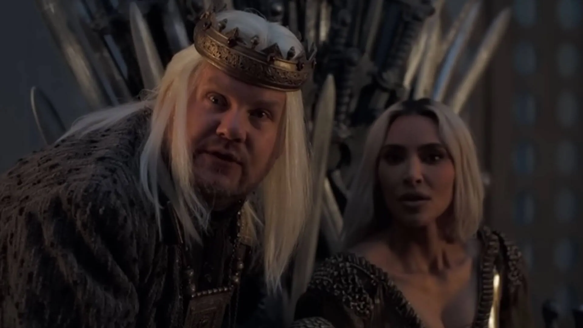 James Corden e Kim Kardashian em paródia de A Casa do Dragão (Foto: Reprodução / YouTube)