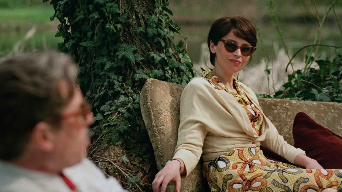 Felicity Jones como Erzsébet em O Brutalista