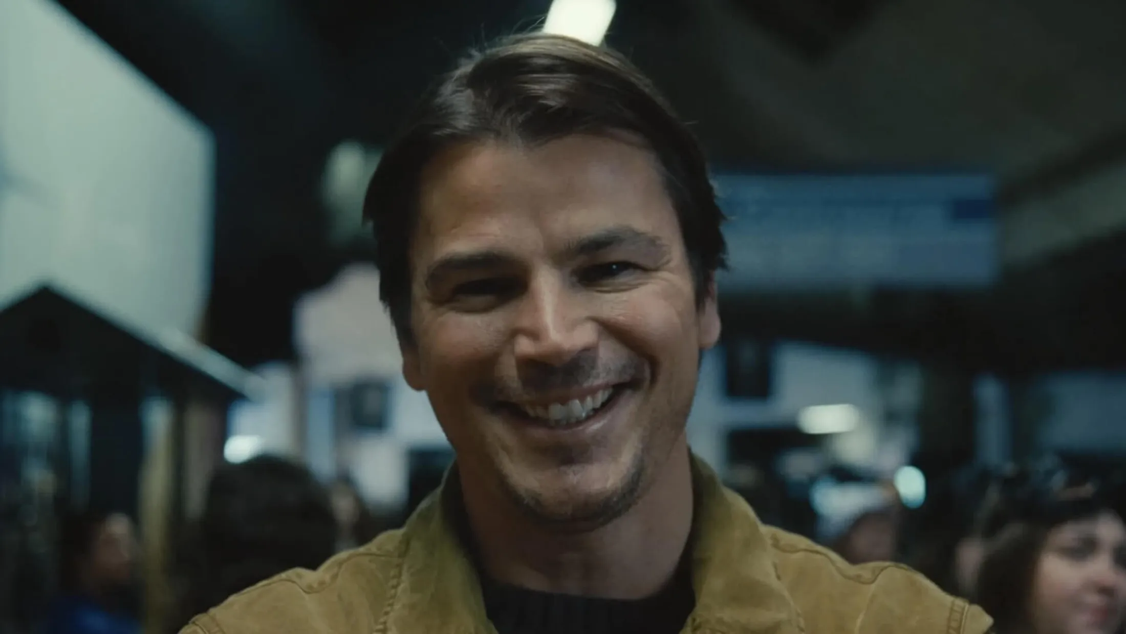 Personagem sorridente em still do filme Armadilha, dirigido por M. Night Shyamalan.