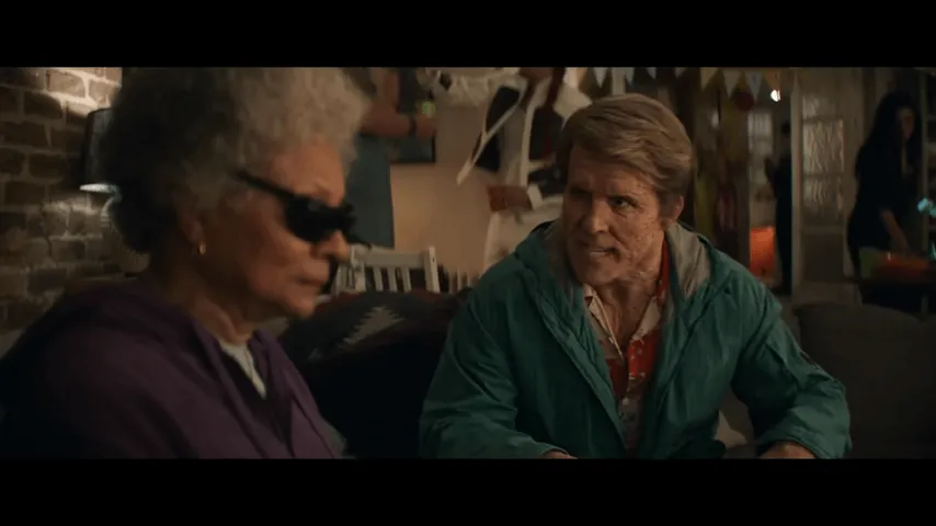 Wade Wilson e Cega Al, conversando e quebrando a quarta parede na cena final do trailer