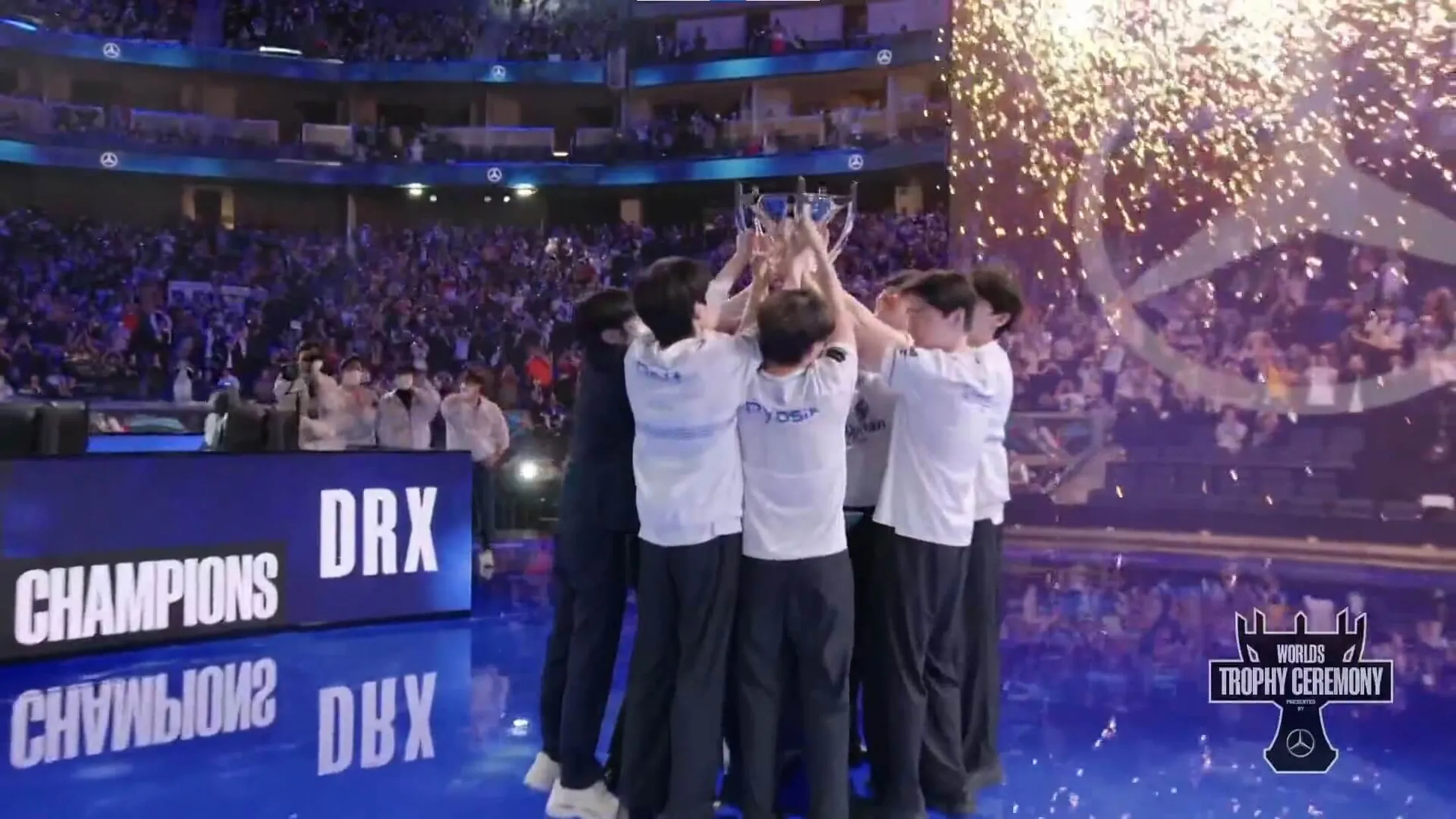 DRX levantando o troféu do campeonato mundial de League of Legends de 2022 (Foto: Transmissão / Riot Games)