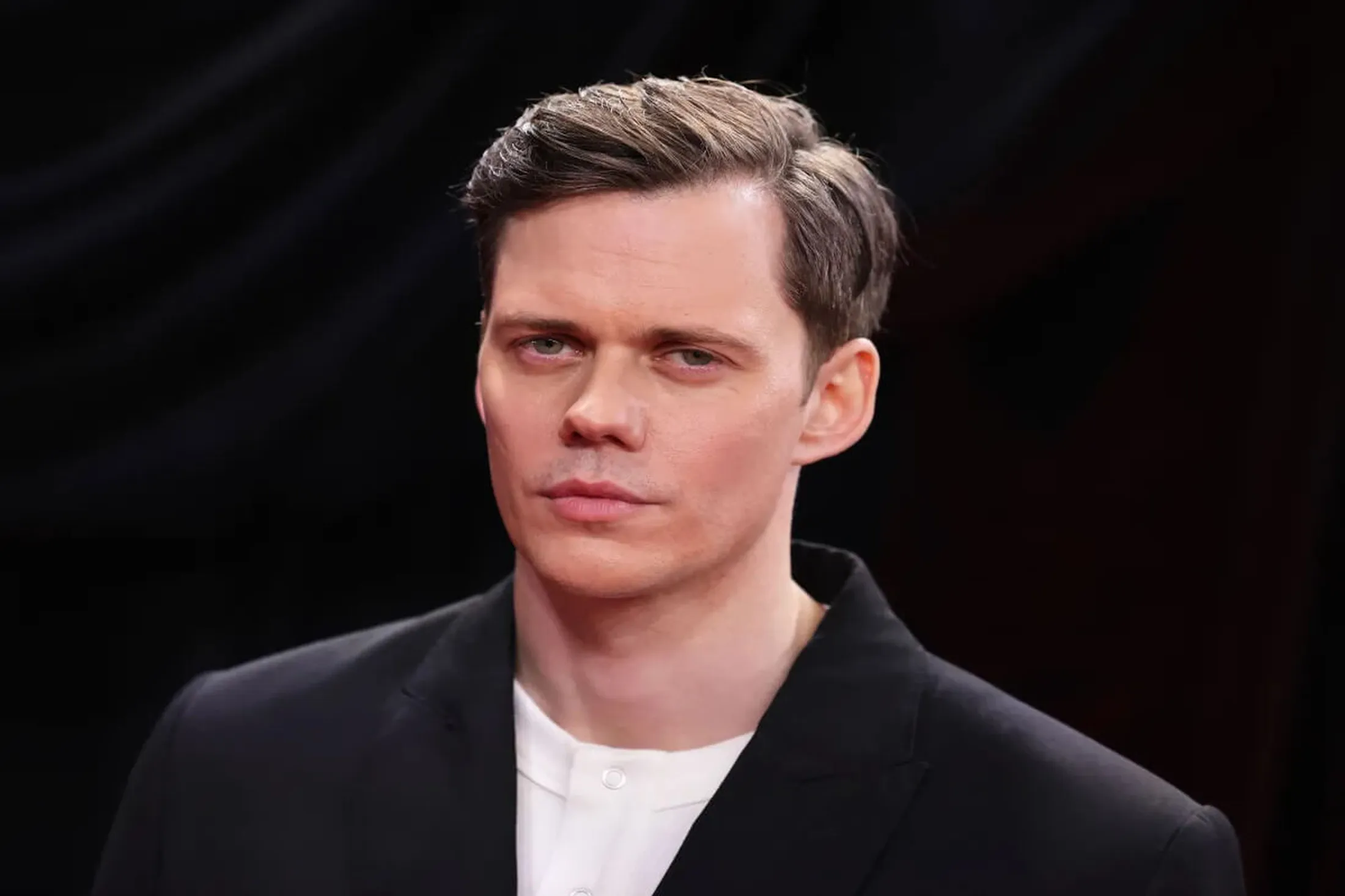 Nicholas Galitzine e Bill Skarsgård em novo filme da Netflix.