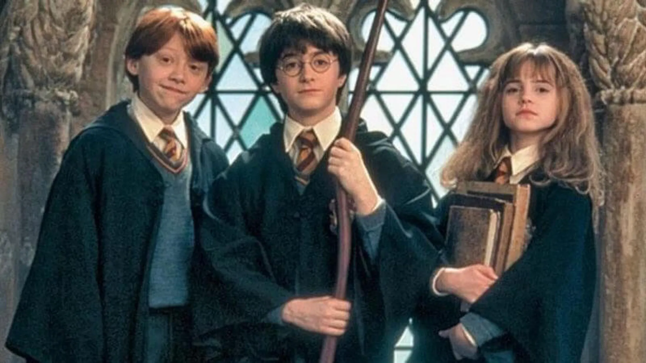Ron Weasley (Rupert Grint), Harry Potter (Daniel Radcliffe) e Hermione Granger (Emma Watson) em "Harry Potter e a Câmara Secreta" de 2002. (FOTO: Divulgação / Cinemark)