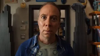 Homem branco de olhos bem abertos olhando assustado para a frente