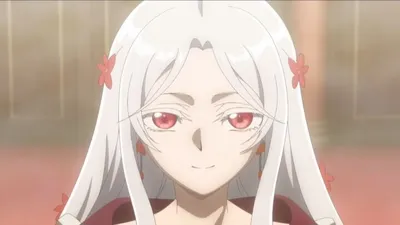 Mulher albina com olhos vermelhos sorrindo olhando para a frente