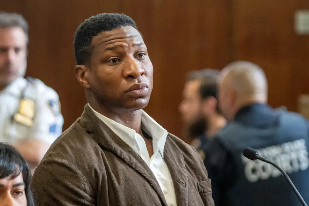 Jonathan Majors no tribunal ao receber sua sentença de condenação.