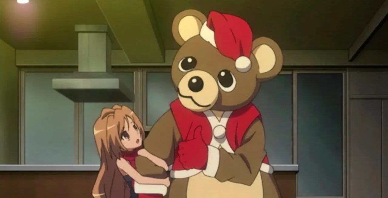 Personagem de Toradora segurando braço de urso de pelúcia imenso vestido de Papai Noel