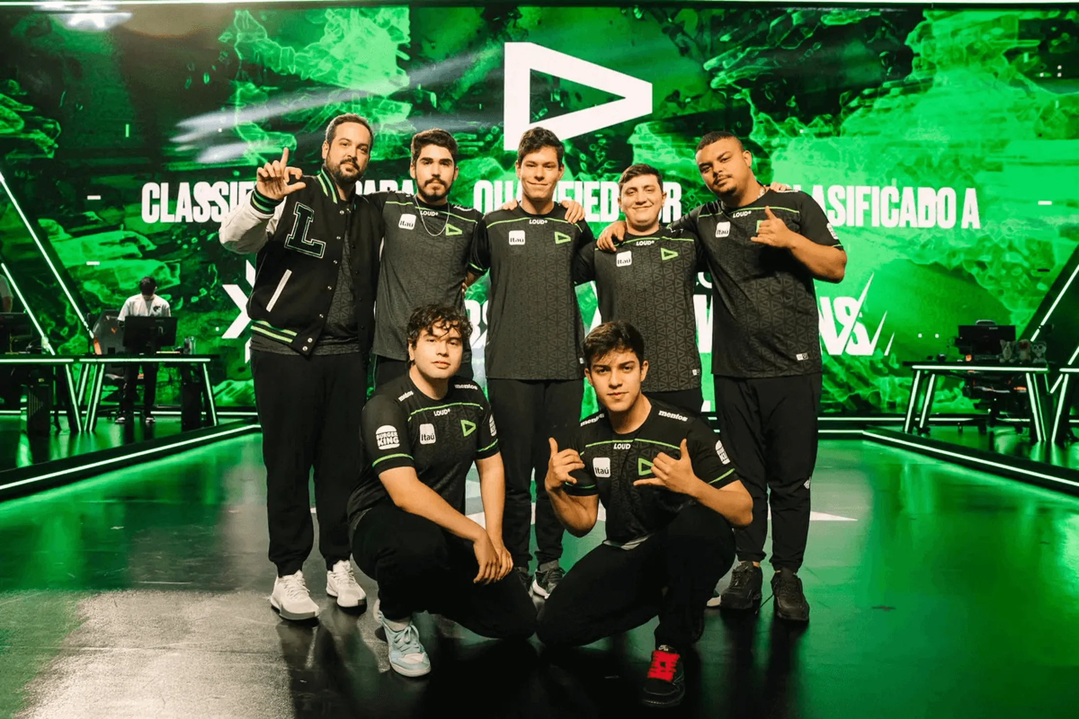 Membros da equipe da LOUD levantando o troféu de campeão do VCT Americas 2023