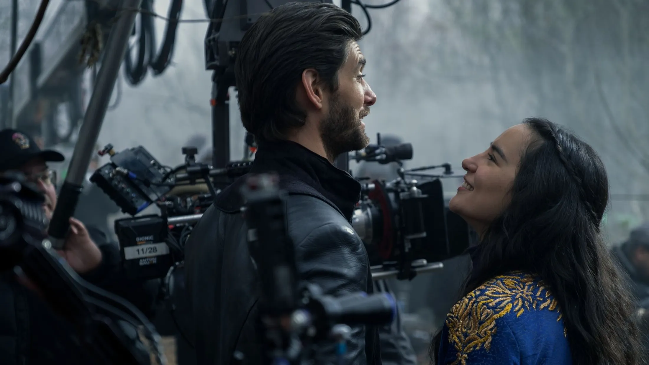 Ben Barnes e Jessie Mei Li nos bastidores de Sombra e Ossos - Foto: Divulgação/Netflix