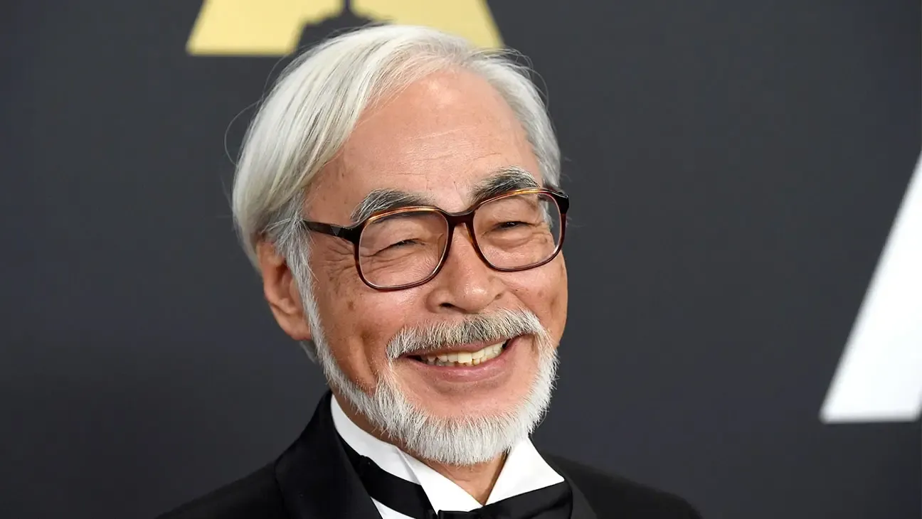 Hayao Miyazaki sorridente, usando traje de gala.