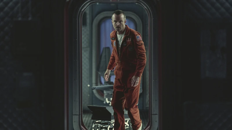 Imagem da nova temporada da série black mirror, com um homem passando por uma porta