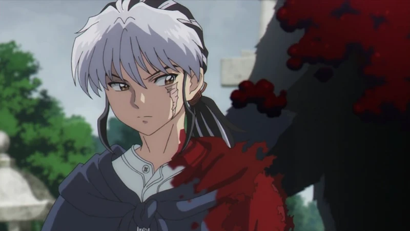 homem de cabelo branco e cinza olhando para o lado com o braço sangrando