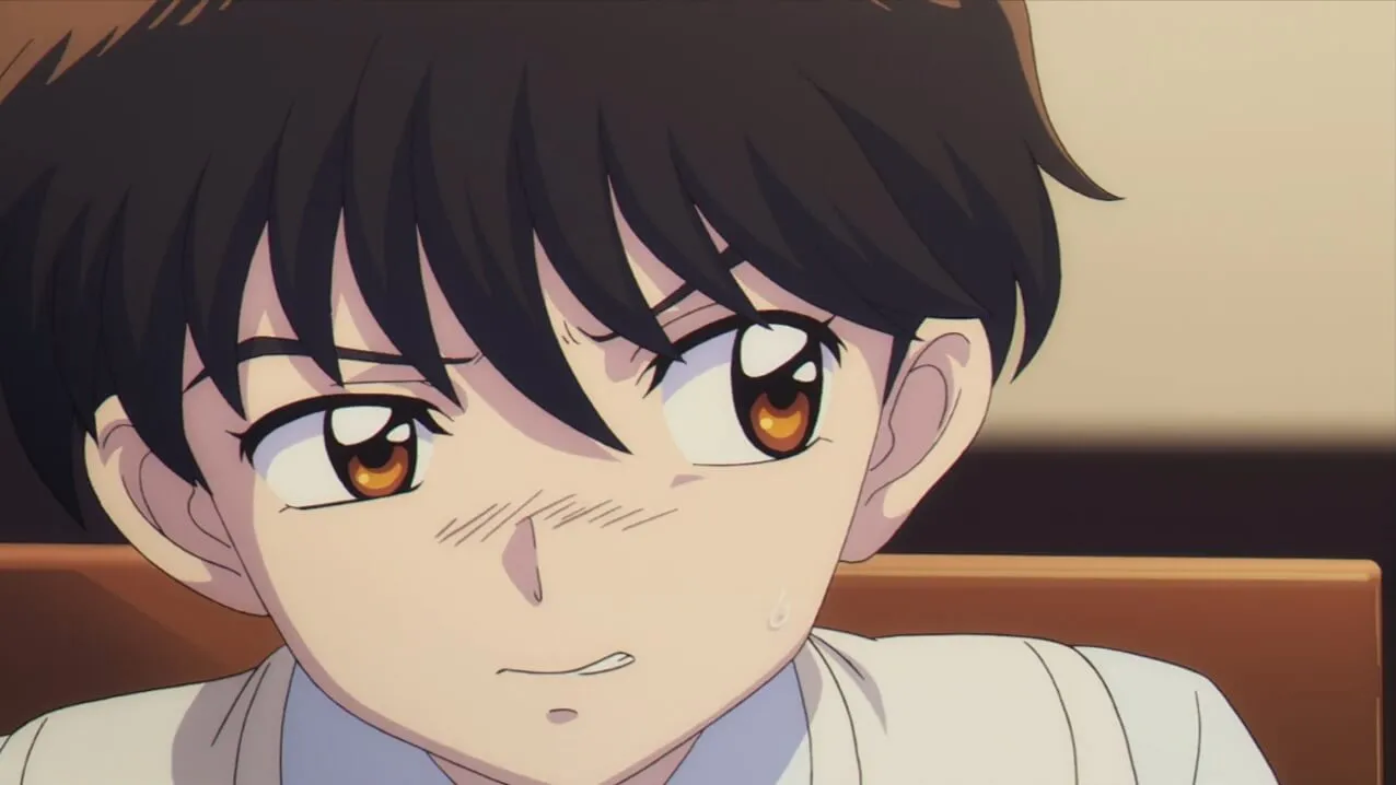 menina de cabelos curtos e castanhos olhando para o lado nervosa