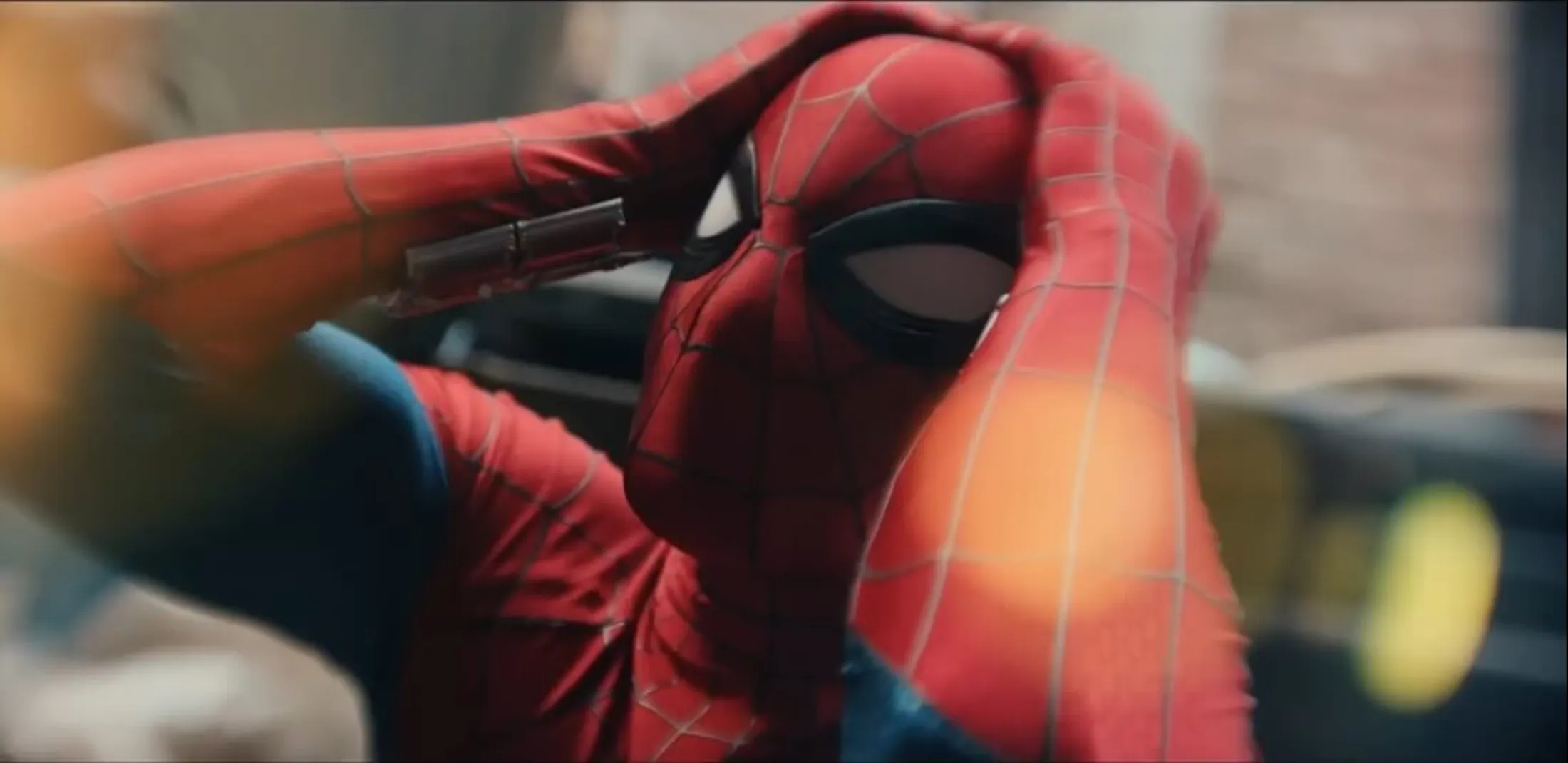 homem aranha com as mãos na cabeça em Spider-Man Brand new Day