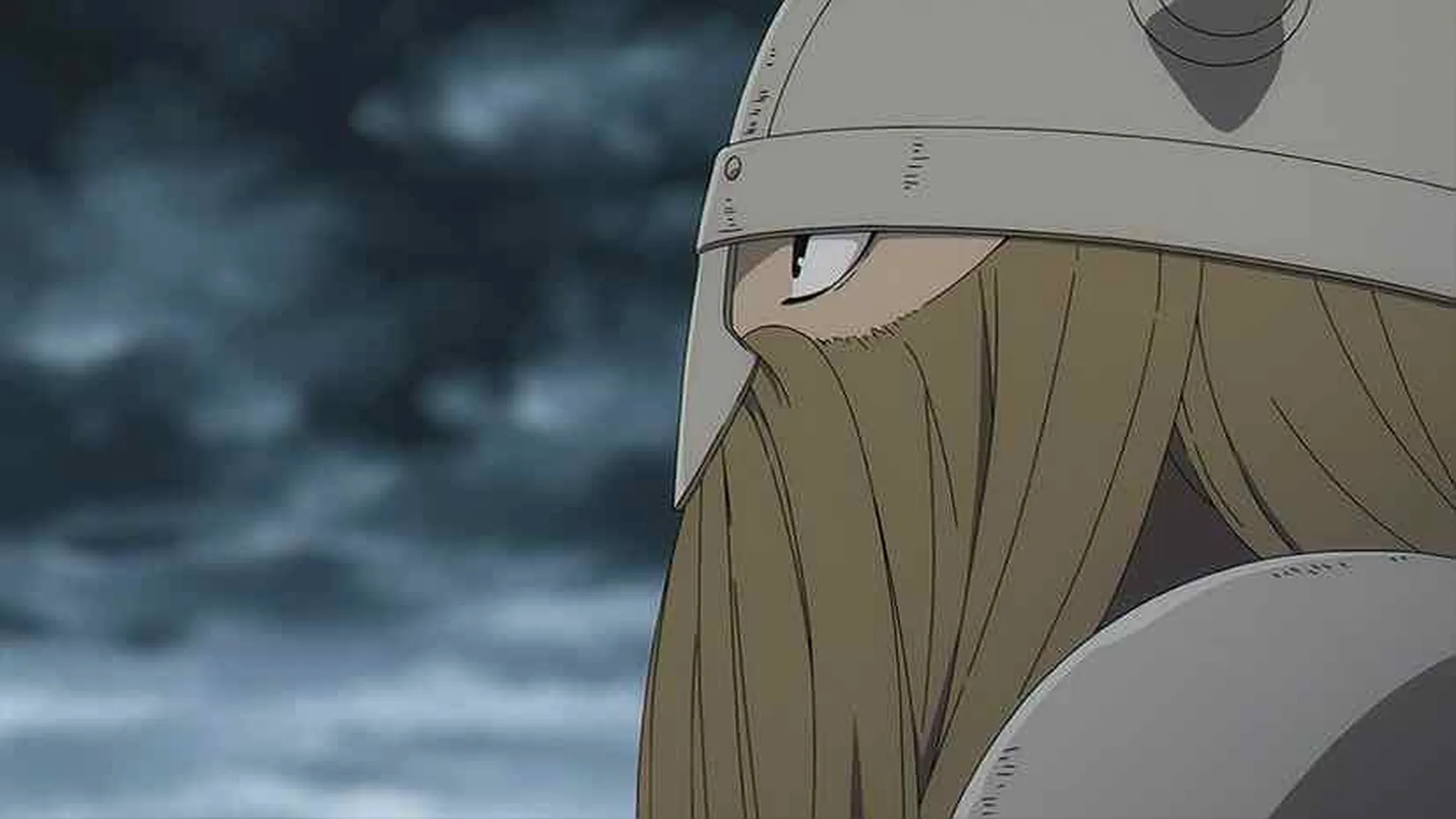 Anão com barba loira e capacete olhando para o lado sério